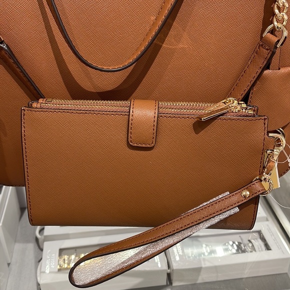 MICHAEL KORS LARGE DOUBLE ZIP WRISTLET WALLET PHONE CASE CLUTCH 
Luggage - Picture 14 of 16